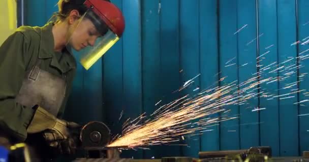 Soldadora femenina trabajando en taller — Vídeos de Stock