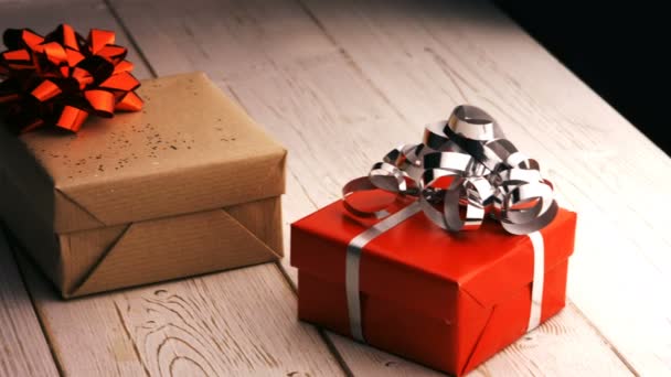 Ahşap masa üzerinde kaydırılan hediye kutusu — Stok video