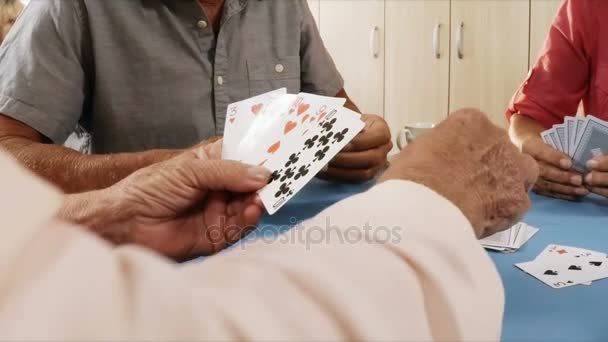 Hommes seniors jouant aux cartes — Video