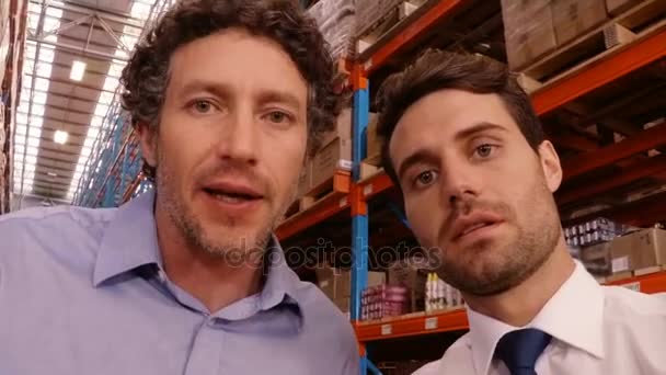 Warehouse supervisor och manager interagera — Stockvideo