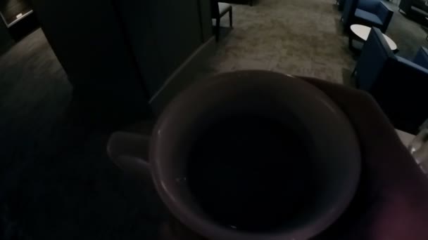 Verkställande håller en kopp kaffe — Stockvideo