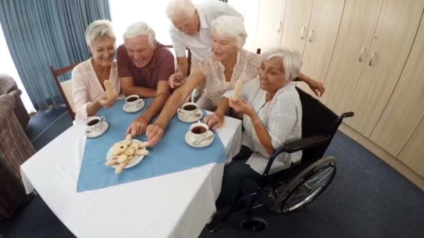 Sénior homens e mulheres tomando café da manhã — Vídeo de Stock