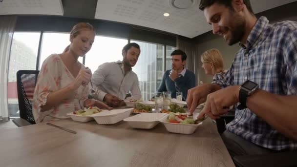 Бізнес-керівники, які їдять — стокове відео