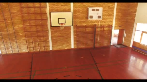 Jongens spelen basketbal in Hof — Stockvideo
