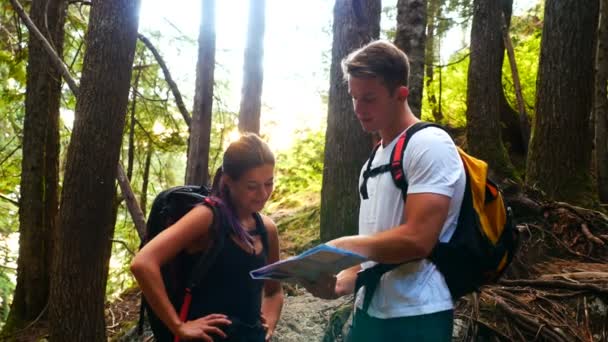 Feliz pareja de excursionistas mirando el mapa — Vídeos de Stock