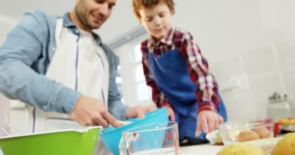 Pai e filho preparando cupcake — Vídeo de Stock