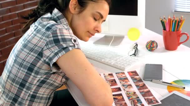 Trött företagsledare som sover på hennes skrivbord — Stockvideo