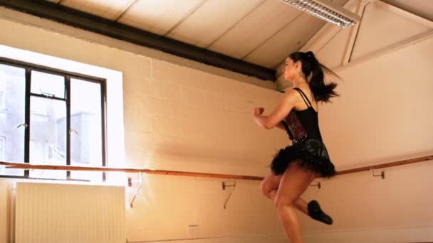 Bailarina practicando danza de ballet — Vídeos de Stock
