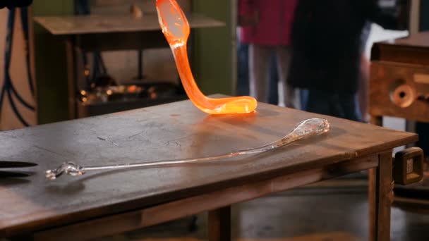 Erimiş cam yerleştirerek glassblower — Stok video