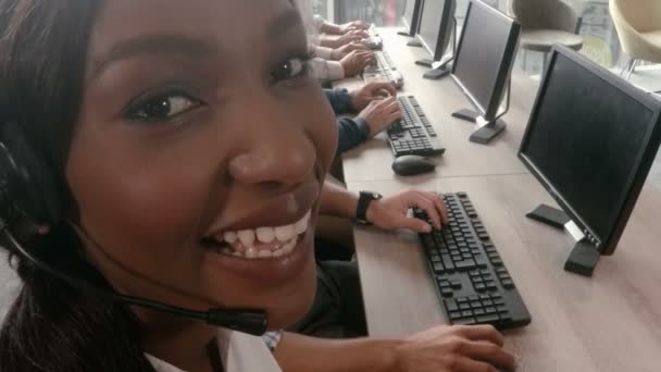 微笑的女性商务行政 — 图库视频影像