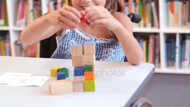 Девушка играет со строительными блоками — стоковое видео