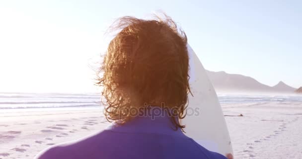 Surfer στέκεται με σανίδα του σερφ — Αρχείο Βίντεο