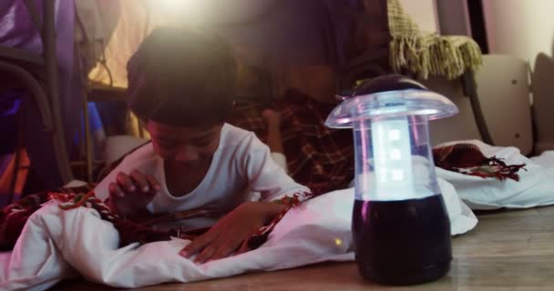 Boy pomocí digitálních tabletu při odpočinku na lůžku — Stock video