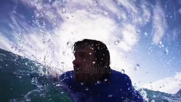 Surfista surfando no mar — Vídeo de Stock