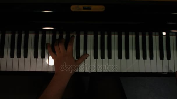 Nő játszik a zongora — Stock videók