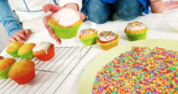 Ο άνθρωπος να κολλήσει ζαχαροπλαστικής σε cupcake — Αρχείο Βίντεο