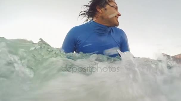 Серфер плаває в морі — стокове відео