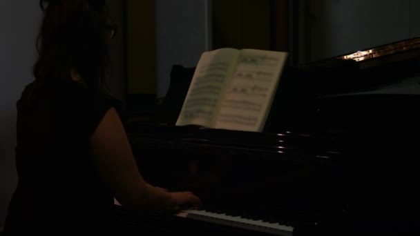 Mujer tocando un piano — Vídeo de stock