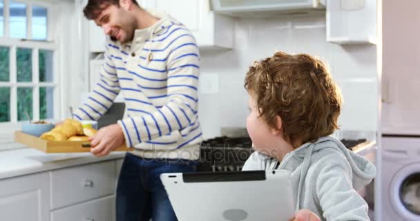 Vader en zoon in de keuken — Stockvideo