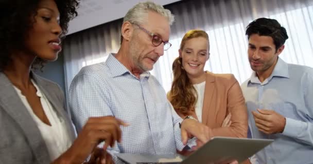Бізнесмени обговорюють ноутбук — стокове відео