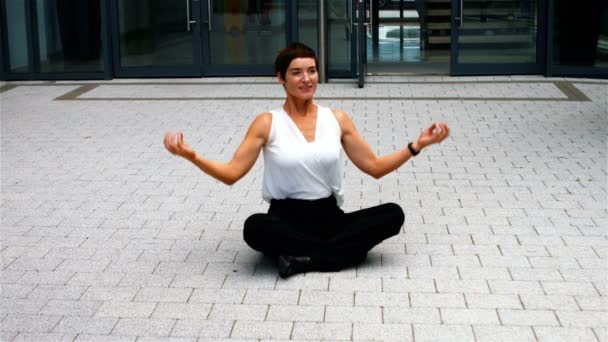 Businesswoman performing yoga — Stock Video