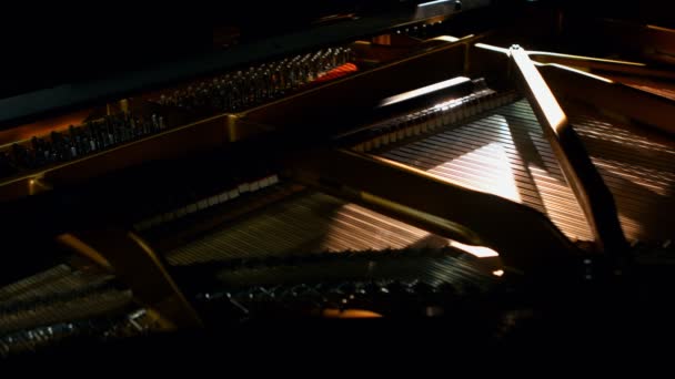 Пианино играют в музыкальной студии — стоковое видео