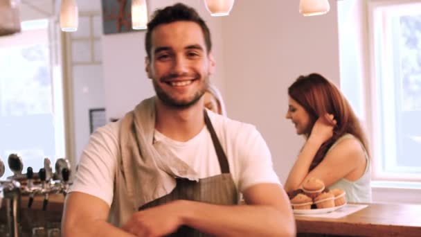 Camarero sonriente de pie con los brazos cruzados — Vídeos de Stock