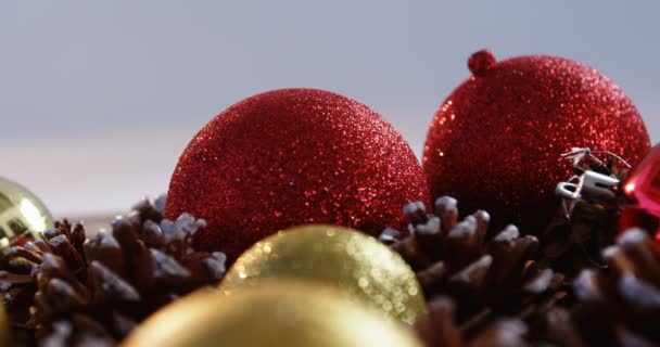 Kerst bauble en pine cone — Stockvideo