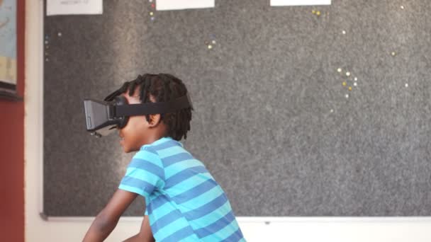 Schoolboy using virtual reality headset — Stock Video