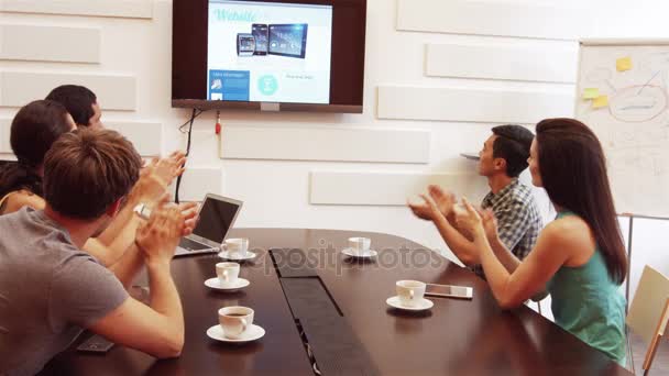 Företagsledare som applåderar under en videokonferens — Stockvideo