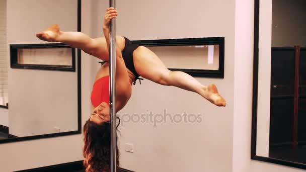 Dançarina de pólo praticando pole dance — Vídeo de Stock