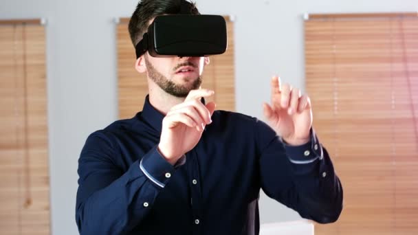 Geschäftsmann mit Virtual-Reality-Headset — Stockvideo