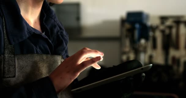 デジタル タブレットを使用して女性の溶接機 — ストック動画