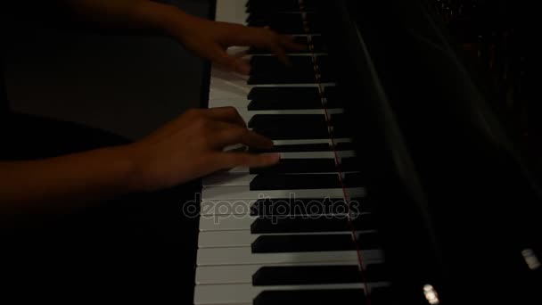 Kvinna som spelar piano — Stockvideo