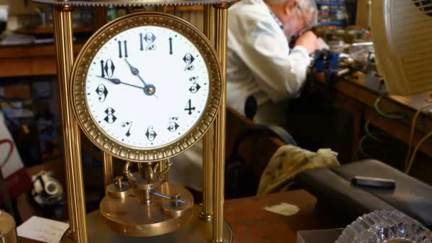 Reloj de péndulo de torsión Vintage — Vídeo de stock