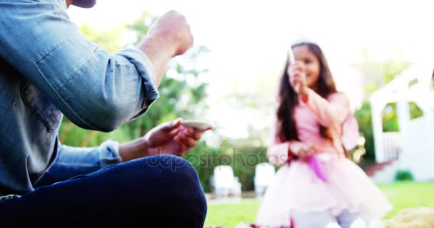 Padre e hija tomando té de juguete — Vídeo de stock