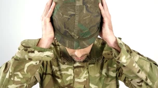 Солдат в боевом шлеме — стоковое видео