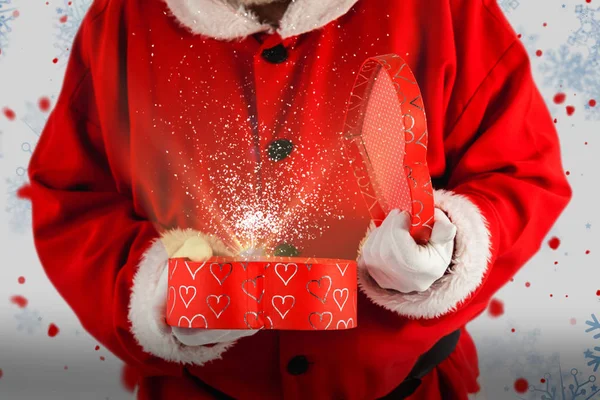 Babbo Natale apre una confezione regalo — Foto Stock