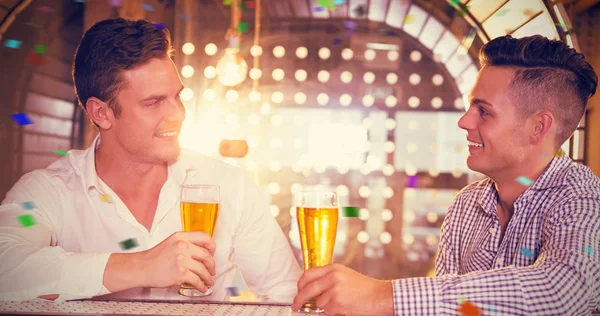 Homens tendo copos de cerveja — Fotografia de Stock