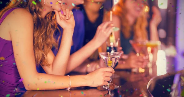 Mujeres tomando un vaso de cóctel en el bar — Foto de Stock