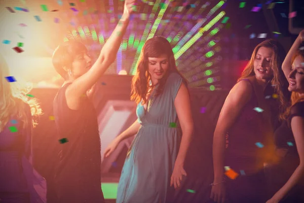 Amigos sonrientes bailando en la pista de baile — Foto de Stock