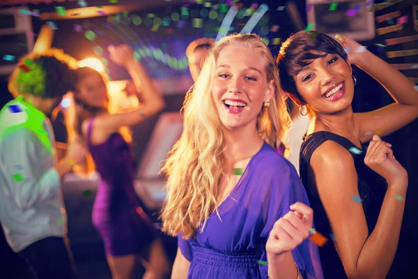 Mujeres bailando en pista de baile — Foto de Stock