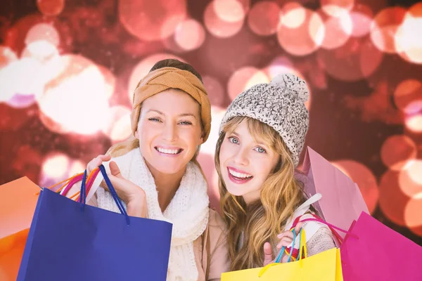 Zusammengesetztes Bild schöner Frauen, die Einkaufstüten in die Kamera halten — Stockfoto