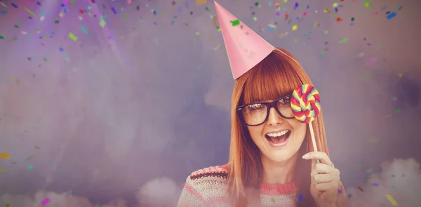 Composietbeeld van glimlachen hipster vrouw met lollipop en hoed partij — Stockfoto