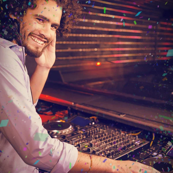 Hombre DJ reproducción de música — Foto de Stock