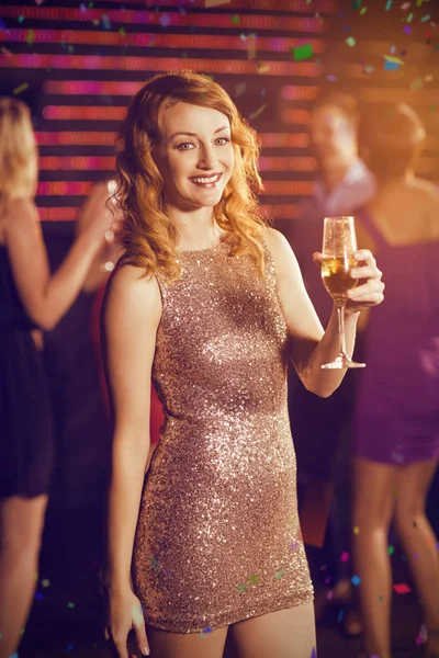 Mujer sosteniendo una copa de champán — Foto de Stock
