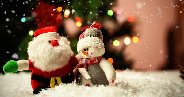 Santa Claus y muñeco de nieve en la nieve —  Fotos de Stock