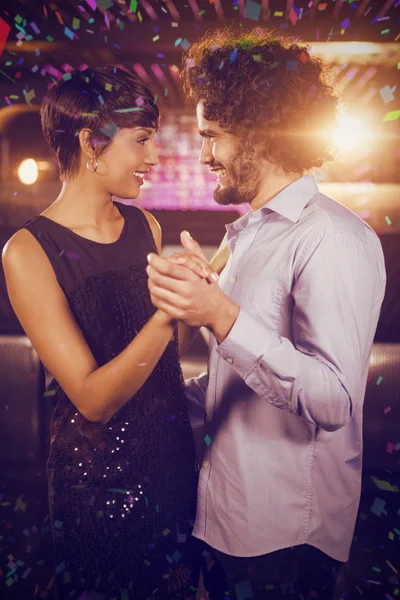 Pareja bailando juntos en pista de baile — Foto de Stock