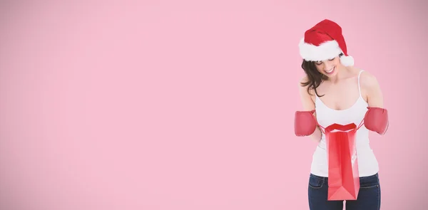 Brunette in bokshandschoenen op zoek in boodschappentas — Stockfoto