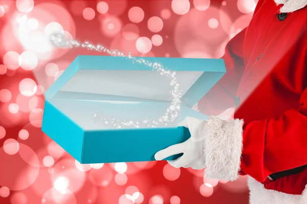 Noel Baba hediye kutusu açma — Stok fotoğraf